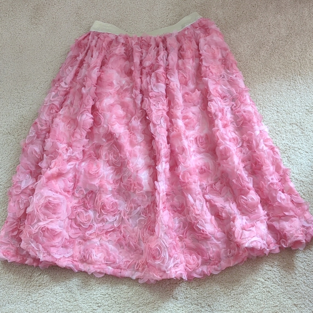 3D roses skirt 😍 with elastic waist fits size 8-12. NWOT
